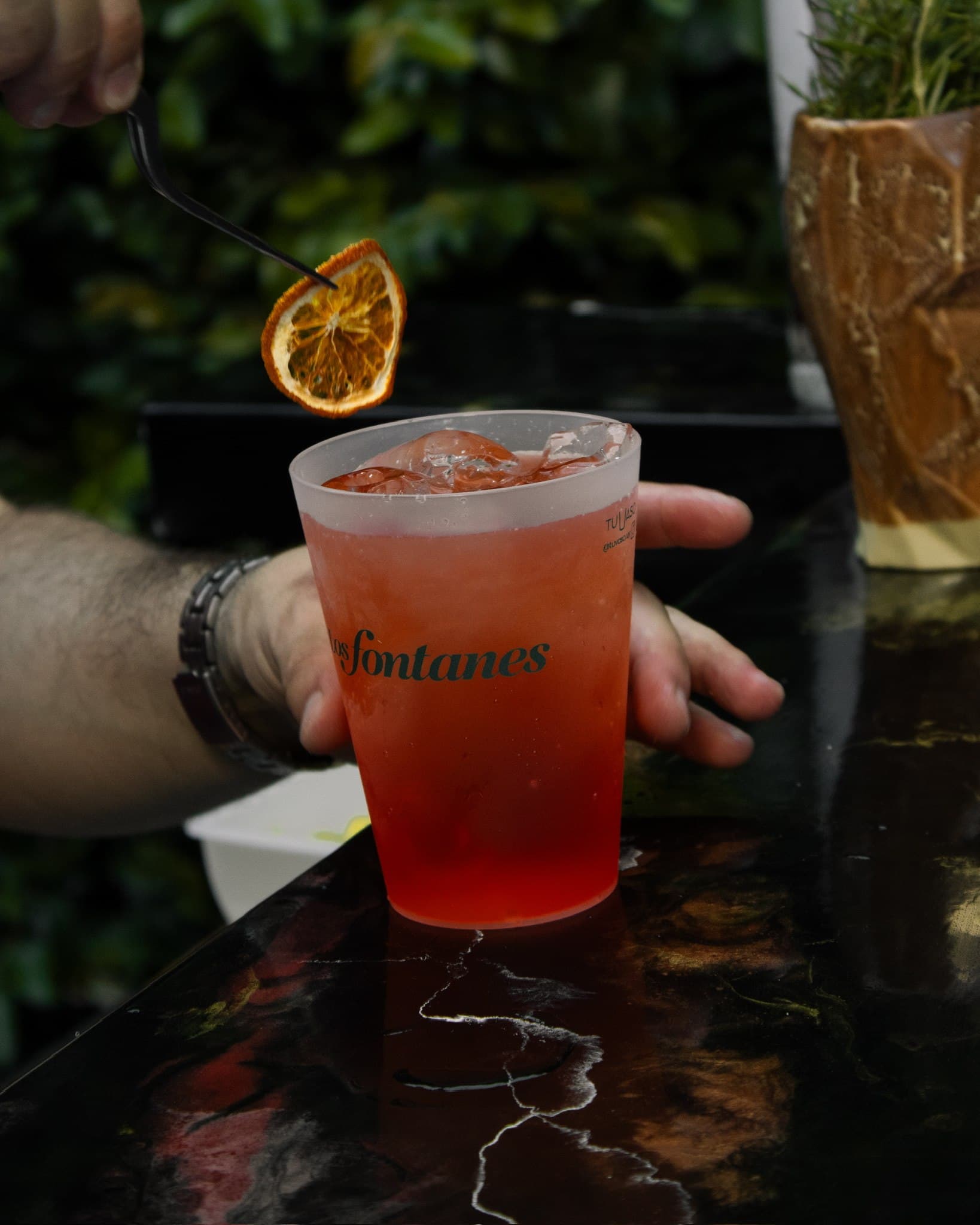 Trago servido en un vaso con el logo de Los Fontanes