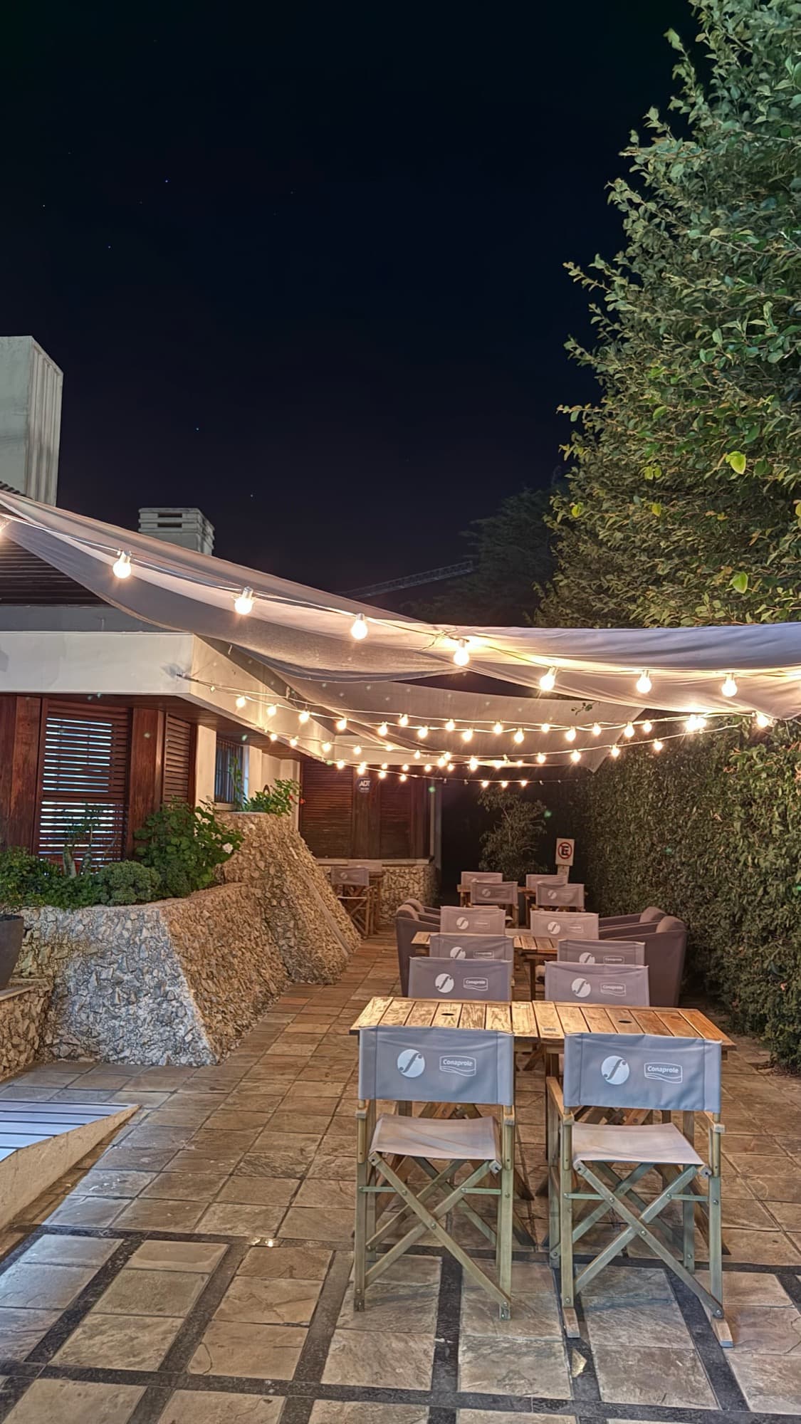 El patio de Los Fontanes de noche, con luces cálidas