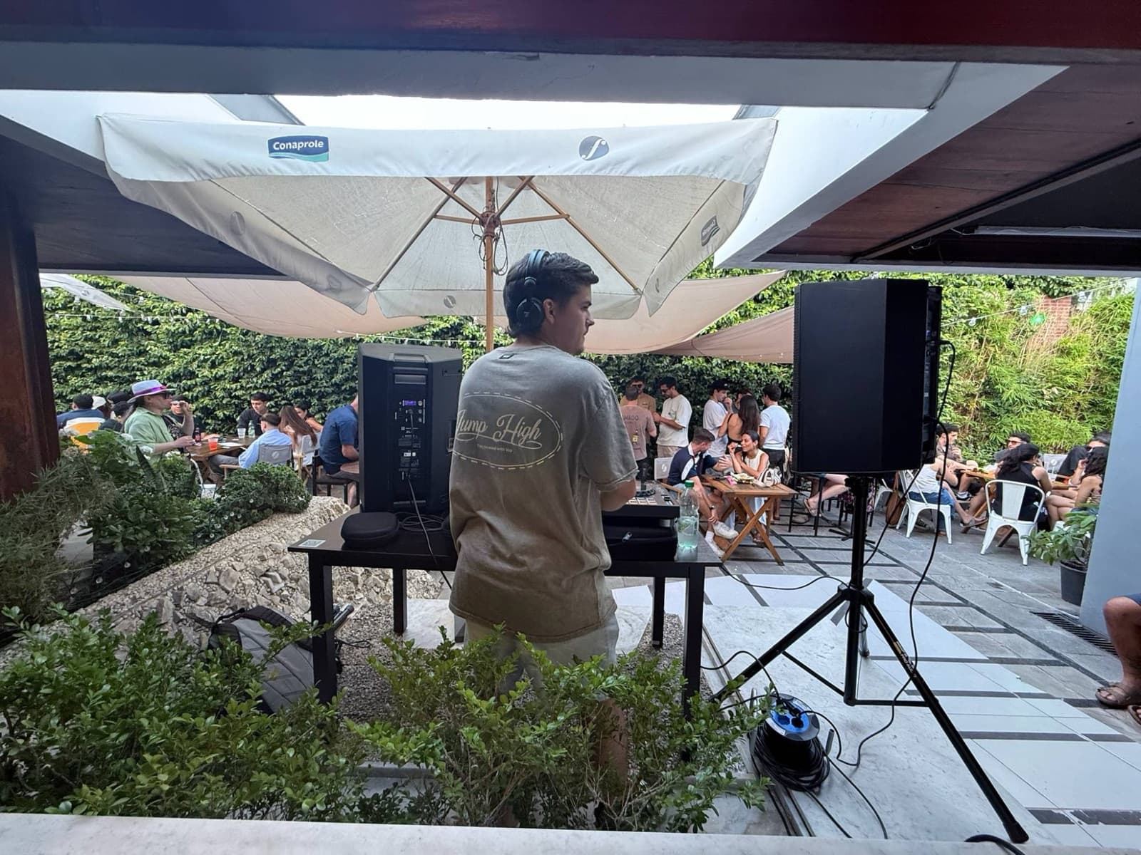 Evento en el patio del salón de Los Fontanes con DJ y mesas con invitados